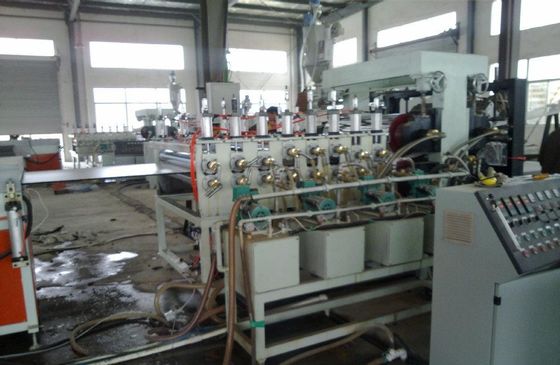 Panneau de mousse de PVC faisant la machine, ligne d'extrusion de panneau de porte de PVC/chaîne de production en plastique de conseil