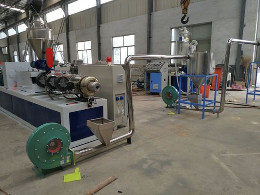 Machine en plastique de granules de coupe chaude de PVC, chaîne de production jumelle de granulation de vis