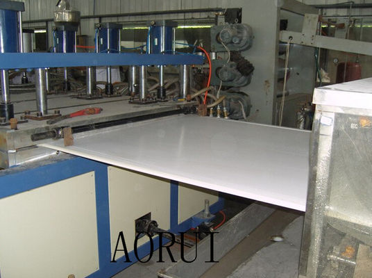 Un bon prix. Machine décorative d'extrusion de l'extrudeuse de feuille de mousse de pavillon WPC complètement automatique en ligne