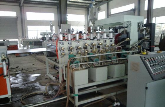 Un bon prix. Ligne de Proodcution de panneau de PVC FOma de rendement élevé, panneau de mousse de PVC faisant la machine pour Decotative en ligne