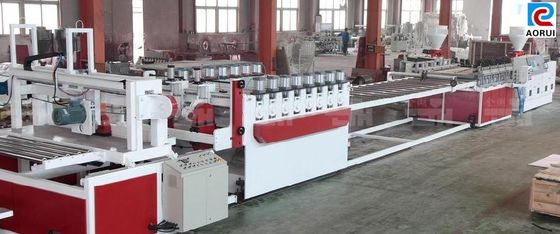 Un bon prix. Machine en plastique de panneau de mousse de l'UL CSA WPC de la CE, chaîne de production de panneau de mousse de WPC en ligne