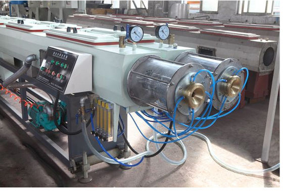Un bon prix. Ligne en plastique machine d'extrusion de tuyau de PVC de contrôle de PLC de boudineuse à vis de double en ligne