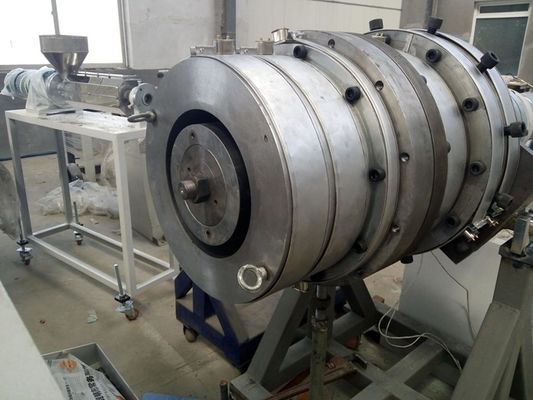 Un bon prix. Ligne simple de boudineuse à vis de PE complètement automatique/chaîne de production fabrication en plastique de tuyau en ligne