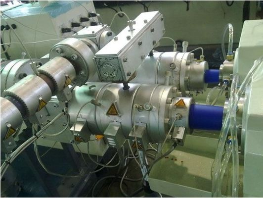 Un bon prix. Ligne jumelle 150-800kg/H d'extrusion de tuyau de PVC de boudineuse à vis CE/ISO9001 en ligne
