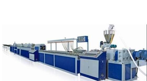 Un bon prix. Ligne en plastique d'extrusion de profil de vis jumelle automatique, machine d'extrusion de PVC de plat en ligne