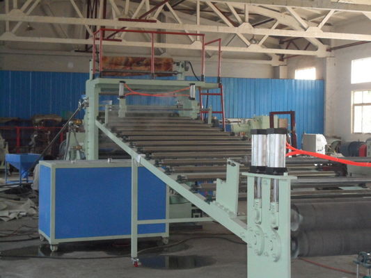 Un bon prix. Ligne en plastique d'extrusion de panneau de PVC machine d'extrusion de panneau de PVC pour la décoration de construction en ligne