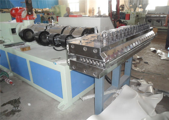 Un bon prix. Manchinery en plastique en bois pour le PVC a écumé chaîne de production, machine d'extrusion de panneau de PVC en ligne