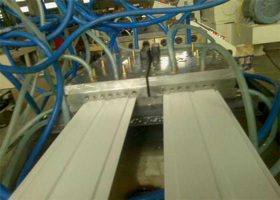 Un bon prix. Ligne en plastique complètement automatique d'extrusion de profil de PVC WPC pour la production de porte/fenêtre en ligne