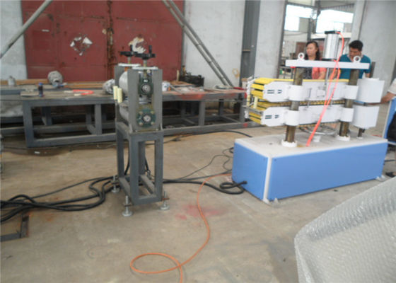 Un bon prix. Extrudeuse ferroviaire de profil de pantoufles de WPC, machine de profil de décoration en ligne