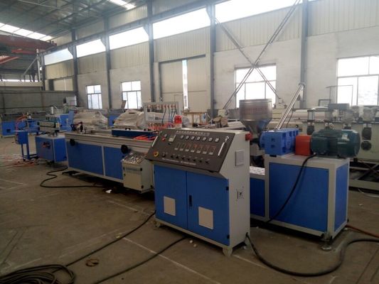 Un bon prix. Ligne en plastique d'extrusion de profil de plate-forme de pp/PE, machines d'extrusion de profil de plateau de WPC en ligne
