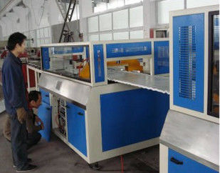 Un bon prix. Chaîne de production en plastique de panneau de deux vis fabrication Shuttering de panneau de construction de PVC de WPC en ligne