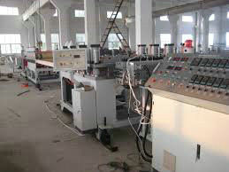 Un bon prix. Machine de panneau de mousse de Cabinet de WPC CELUKA, ligne d'extrusion de panneau de mousse d'album de WPC en ligne
