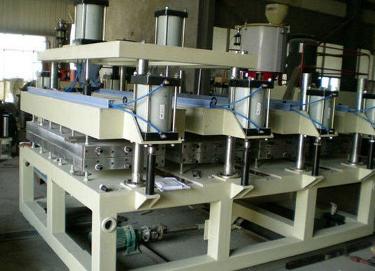 Un bon prix. Chaîne de production en bois de panneau de mousse de PVC de plastique de double vis grande vitesse en ligne