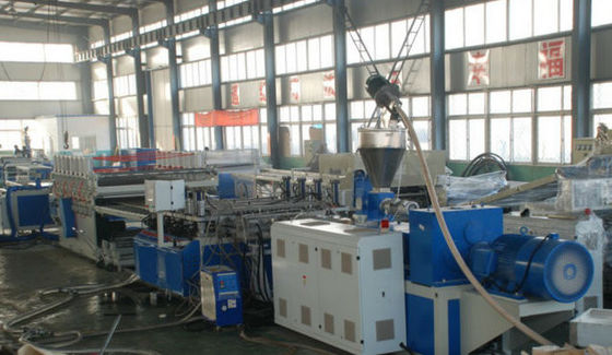 Un bon prix. Chaîne de production libre imperméable de panneau de mousse de PVC, PVC pelant le conseil faisant des machines en ligne