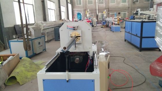 Un bon prix. Une extrudeuse électrique de tuyau de pe de vis faisant la machine pour le tuyau ondulé de plastique en ligne