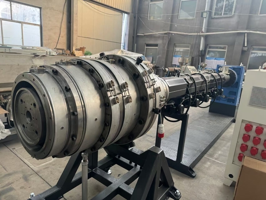 Un bon prix. Ligne de production de tubes en HDPE de 16 mm à 630 mm, extrudeuse à vis unique en ligne