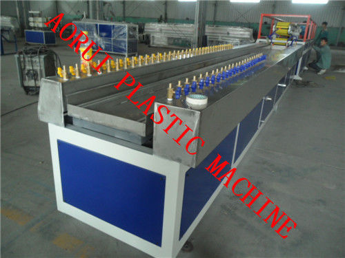 Un bon prix. Chaîne de production en plastique de profil de séparation de cabine de WPC, machine de profil de banc en ligne