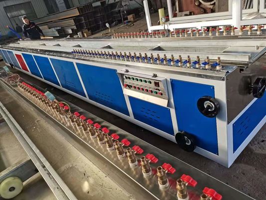 Un bon prix. Chaîne de production en plastique creuse/solide de profil vis de jumeau pour le canapé/divan en ligne