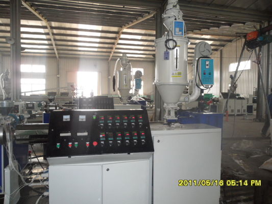 Un bon prix. Ligne en plastique 50kw - 80kw, boudineuse à vis d'extrusion de tuyau de tuyau d'arrosage simple en ligne