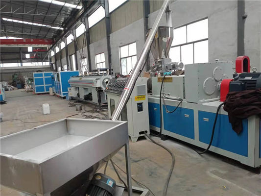 Un bon prix. Ligne d'extrusion de tuyaux en plastique produisant des tuyaux en plastique, capacité maximale de 200 à 500 kg par heure, traitant les matières premières PE, HDPE, LDPE, processus d'extrusion. en ligne