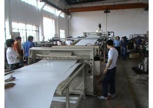 Un bon prix. Machine en plastique d'extrusion de feuille de pp/PE, machines de salle de bains/feuille de réfrigérateur en ligne