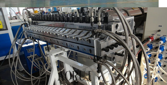Un bon prix. La machine de panneau de mousse des sports WPC du trafic de salle de bains a réutilisé le PE/pp en ligne
