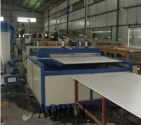 Un bon prix. La machine de panneau de mousse de bâtiment de PVC, cuisine a écumé ligne d'extrusion de conseil pour Furnitiure en ligne