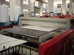 Un bon prix. Machine de panneau de mousse de PVC de calibre de bâtiment en ligne