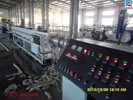Un bon prix. Boudineuse à vis jumelle conique de machines en plastique d'extrusion de tuyau de conduit de PVC en ligne