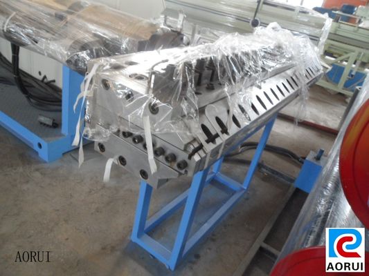 Un bon prix. Ligne en plastique d'extrusion de conseil de grille creuse de pp/PE, extrudeuse de panneau de décoration de PE en ligne