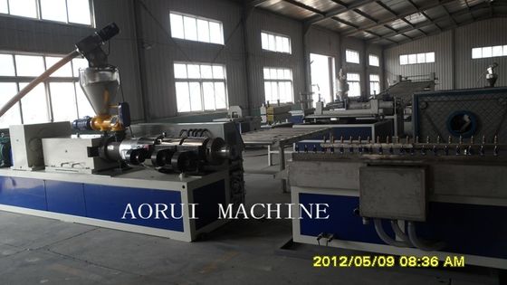 Un bon prix. Machines en plastique d'extrusion de profil de placard de WPC, chaîne de production de profil de salon de WPC en ligne