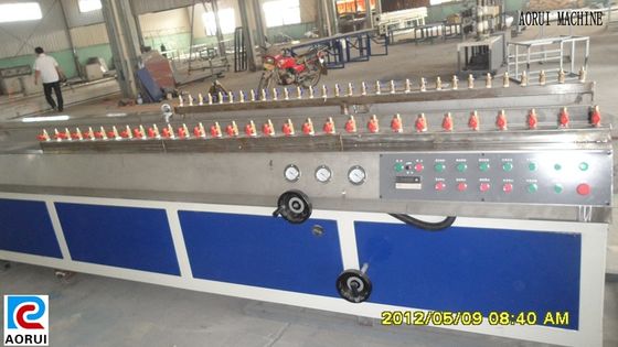 Un bon prix. Ligne en plastique d'extrusion de profil de panneau de mur de pp/PE, machines d'extrusion de profil de PE en ligne