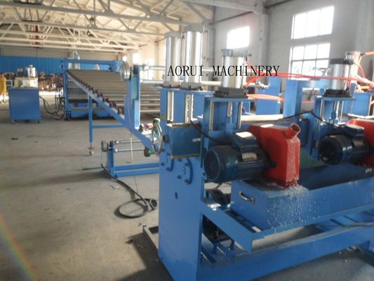 Un bon prix. Chaîne de production automatique de panneau de mousse de PVC panneau en plastique de meubles faisant la machine en ligne