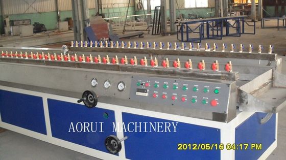 Un bon prix. Ligne en plastique d'extrusion de profil de plate-forme de pp/PE, machines en plastique de profil de pp/PE en ligne