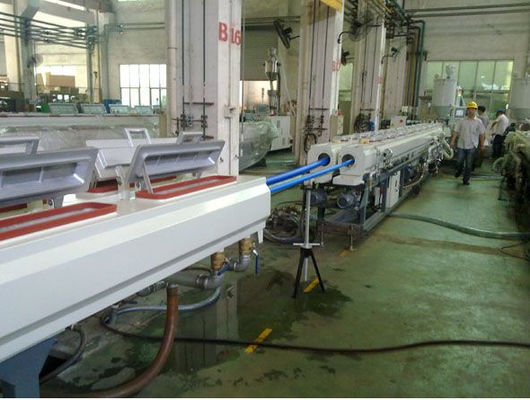Un bon prix. Ligne en plastique d'extrusion de tuyau de PVC, double ligne d'extrusion de tuyau de jumeau de vis en ligne