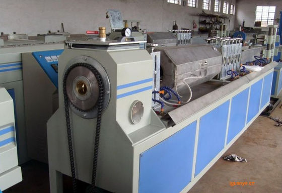 Un bon prix. La meilleure ligne en plastique d'extrusion de tuyau de la Chine, spirale de carbone de PE a renforcé la chaîne de production de tuyau en ligne