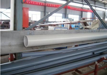 Un bon prix. Tuyau de PVC faisant à machine la ligne en plastique d'extrusion pour la conduite d'eau de PVC, tuyau en plastique faisant des machines en ligne