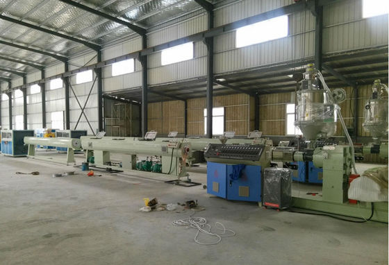 Un bon prix. La ligne en plastique d'extrusion de PE, le PE en plastique PPR se refroidissent et tuyau d'eau chaude faisant la machine en ligne