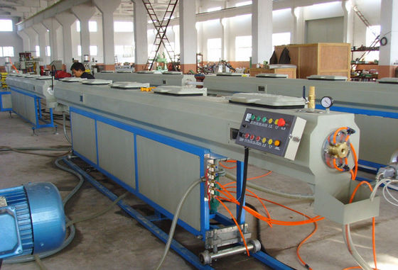 Un bon prix. Chaîne de production en plastique de tube de machine de fabrication de tuyau eau chaude/froide de PPR en ligne
