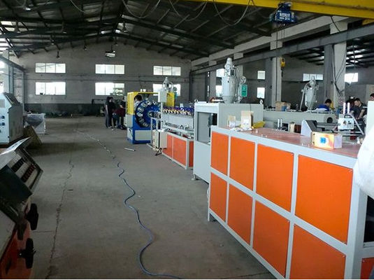 Un bon prix. Ligne en plastique de tissu-renforcé de haute qualité machine d'extrusion de tuyau de PVC de boudineuse à vis de double en ligne