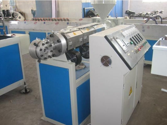 Un bon prix. Ligne molle de tissu-renforcé d'extrusion de tuyau de PVC de plastique, chaîne de production en plastique de tuyau de PVC en ligne