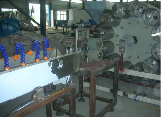 Un bon prix. Tuyau en plastique de PVC faisant à machine la ligne en plastique d'extrusion, ligne molle de tissu-renforcé d'extrusion de tuyau de PVC de double vis en ligne