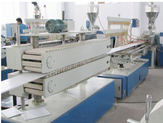 Un bon prix. Ligne/machine en plastique en bois d'extrusion de feuille de PVC de produit complètement automatique en ligne