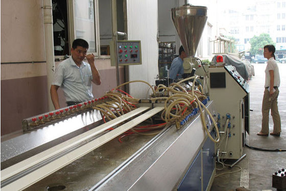 Un bon prix. Double chaîne de production de profil de la vis WPC machine d'extrusion de profil de WPC en ligne