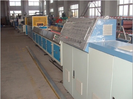 Un bon prix. Chaîne de production de profil de la CE ISO9001 WPC machines d'extrusion de profil de WPC en ligne