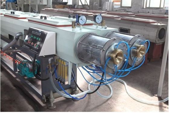 Un bon prix. Tuyau complètement automatique de jumeau de PE de pp faisant la ligne d'extrusion de tuyau de la machine/PVC en ligne