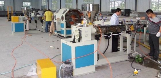 Un bon prix. Chaîne de production en plastique molle de tuyau de haute machine en plastique efficace d'extrusion 380X 50HZ en ligne