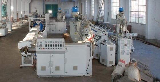 Un bon prix. Ligne en plastique d'extrusion de tuyaux d'arrosage de PVC de rendement élevé boudineuse à vis simple pour l'agriculture en ligne