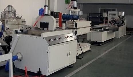 Un bon prix. Machine en plastique d'extrusion de profil de pp/PE pour la décoration architecturale en ligne