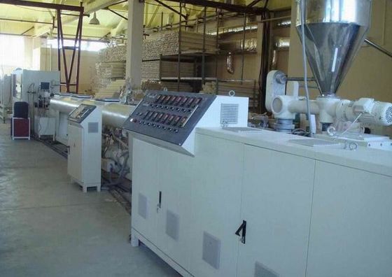 Un bon prix. Ligne d'extrusion de tuyau de PVC/tuyau en plastique flexibles vis de jumeau faisant la machine en ligne